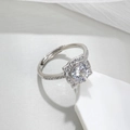 Elegante zilveren verlovingsring met een karaat spinel edelsteen en kleine accentstenen - Witte Zirkonia
