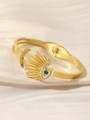 Detailaufnahme des 18K vergoldeten Evil Eye Armreifs mit blauem Stein auf weißer Seide - Gold