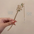 Dettaglio del fermaglio cinese dorato con fiore bianco, foglia e nappa di perle - Bastoncino per Capelli con Nappa di Magnolia