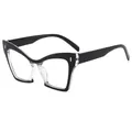 Montatura occhiali cat-eye neri oversize con rivetti in argento su sfondo bianco puro - Nero e Trasparente