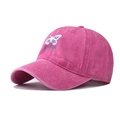 Dettaglio del ricamo a farfalla e scritta DREAMS su cappellino in cotone lavato - Regolabile / Rosso Rosa Farfalla