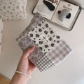 Dettaglio della borsa in cotone patchwork floreale con etichetta e cinturino di perle - Patchwork Floreale a Righe e Quadri Nero Grigio