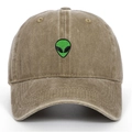 Dettaglio del ricamo alieno verde su berretto da baseball in cotone stile vintage - Cachi