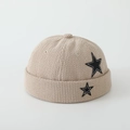 Dettaglio del cappello docker in velluto beige con stelle nere e cuciture a vista - 52cm (Consigliato 2-5 Anni) / Cachi