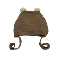 Schattige wintergebreide babymuts met pompons en oorflappen in donkerbruine kleur - 5-24 Maanden (44-48cm) / koffiekleur