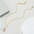 Vergoldete Edelstahlkette mit rosa Quarzhänger in Herzform und Lucky-Anhänger-Detail - Gold