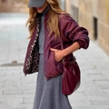 Detail der Wendejacke in Weinrot mit Leopardenfutter und passender Falten-Schultertasche - S / Fuchsie