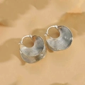 Dettaglio degli orecchini a conchiglia geometrici argentati con finitura in metallo testurizzato - Conchiglia Pieghettata / Conchiglia Argento