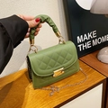 Bolso acolchado verde con asa fruncida, cadena dorada y cierre giratorio clásico de metal - Verde