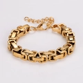 Dettaglio macro del bracciale a maglie rettangolari in oro lucido con chiusura a moschettone - Oro
