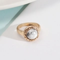 Κοντινό πλάνο χρυσού δαχτυλιδιού με λευκό μάρμαρο και ρετρό ανάγλυφα άκρα - Φυσικό Λευκό Τυρκουάζ