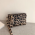 Schicke Clutch mit Leopardenmuster, goldener Quastenkette und passender Handschlaufe - Leopardenmuster