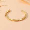 Bracciale a cerchio intrecciato in acciaio inossidabile dorato lucido con elegante forma a C - Stile Intrecciato Oro (S506)