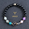 Détail du bracelet Bélier avec perles en grès bleu et pendentif étoile dorée - Bélier (Aries)
