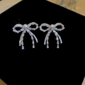 Macro di orecchini a fiocco in argento con cristalli e nappe su velluto nero - Argento e Bianco (Perno in argento)