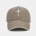 Detailansicht der braunen gewaschenen Baumwollkappe mit weißer Kreuz-Nagelstickerei - Verstellbar / Khaki