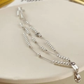 Pulsera de tres capas de perlas con dijes de estrellas plateadas y cierre ajustable - Pulsera de perlas de tres capas / Blanco