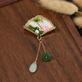 Vintage-Brosche im Fächerdesign mit Emaille-Lotus, Perle und grünem Quastenanhänger - Lotusblatt & Lotus