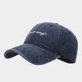 Gros plan de la broderie blanche 'you are enough' sur la casquette en coton bleu foncé - Bleu marine