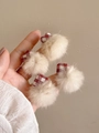 Nahaufnahme von herzförmigen Karo-Stoff-Ohrringen mit cremefarbenen Pelz-Pompons - Raute / Rot Kariert