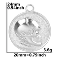 Dettaglio del ciondolo a teschio in acciaio argento con misura precisa dell'altezza 24 mm - Solo ciondolo / Colore Argento (Solo Pendente)
