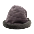 Dettaglio cappello invernale viola con bordo in ecopelliccia grigia e consistenza scamosciata - Taglia unica / Grigio