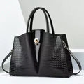 Minimalistische schwarze Handtasche mit Krokoprägung, Lackleder und goldener Schnalle - Schwarz