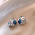Macro di orecchini a fiore placcati in oro 18 carati con cristalli e perle su tessuto di seta - Blu (Perno per orecchino in argento)