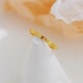 Detail van stervormige gravure op een minimalistische 18K vergulde roestvrijstalen ring - US 8 / Stijl A Minder Patroon