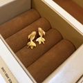 Mattgoldene Goldfisch-Ohrstecker präsentiert auf einer braunen Samtschmuckschatulle - Stahlnadel Koi Fisch Stil (37#)