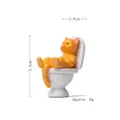 Miniatur-Harzfigur orange Katze auf Toilette sitzend, Größe 1,8cm x 3,5cm - Gelbe Katze