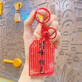 Süßer roter Omamori-Acryl-Schlüsselanhänger mit Kalligraphie und passender Glocke - Segensplakette - Treffen am Gipfel