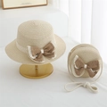 Detalle de sombrero de paja infantil y bolso a juego con encaje y lazo marrón - Sombrero + Bolso (Juego de 2 piezas) / Beige