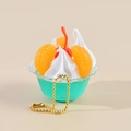 Miniatuur groene ijscoupe sleutelhanger met witte room, oranje fruit en kers - Meerblauw