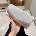 Elegante bolso de mano en terciopelo plisado blanco con banda decorativa de strass - Plateado