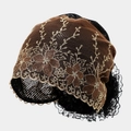 Dettaglio del turbante in pizzo marrone con ricamo floreale dorato e bordi a onde - Taglia unica / caffè