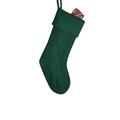 Dettaglio di una calza natalizia in maglia verde scuro con motivi a treccia classici - verde scuro