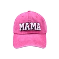 Détail de la casquette rose en coton délavé avec broderie MAMA en maille bouclée - Rouge Rose