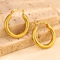Gepolijste gouden titanium stalen oorringen op een stenen ondergrond, close-up beeld - Gladde Ronde Ring Stijl (款式1)