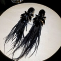 Vue détaillée de boucles d'oreilles gothiques à plumes noires avec strass et pierres noires - Style de Gland de Plume Longue Aiguille d'Argent / Noir