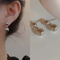 Pendientes de doble esfera plateada minimalistas puestos y en vista plana - Estilo de Doble Bola Minimalista Plateado (MY33169)