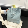Borsa tote in velluto a coste azzurro con chiusura magnetica e doppi manici su tappeto - Blu