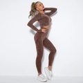 Details des nahtlosen Yoga-Sets mit Marmortextur und gerippten Mustern am Stoffgewebe - Gewaschener Kaffee