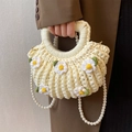 Handgefertigte gewebte Muscheltasche in Cremeweiß mit Gänseblümchen und Perlenkette - Finished Product / Beige