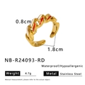 Detail eines 8mm goldenen Panzerkettenrings mit Emaille auf einem Edelstahlband - US 8 / Rot-Weißer Panzerketten Stil (NB-R24093-RD)