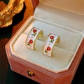 Elegante C-vormige tulpen oorbellen met wit email en goudkleurige afwerking in doos - Witte C-Vorm Oorknopjes