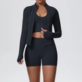 Completo yoga nero in tre pezzi con pantaloncini, reggiseno sportivo e giacca con cerniera - S / Nero
