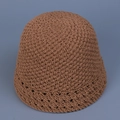Dettaglio del cappello pescatore all'uncinetto marrone con motivi a maglia traforata - M (56-58cm) / Cachi