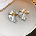 Dettaglio di orecchini a fiore in argento con centro dorato su vassoio bianco - 18# Orecchini a fiore argento satinato e oro