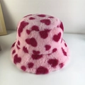 Detalle de gorro de felpa rosa con patrones de corazones y textura de piel sintética suave - M (56-58cm) / Sombrero de Peluche-Corazón Rojo Rosa
